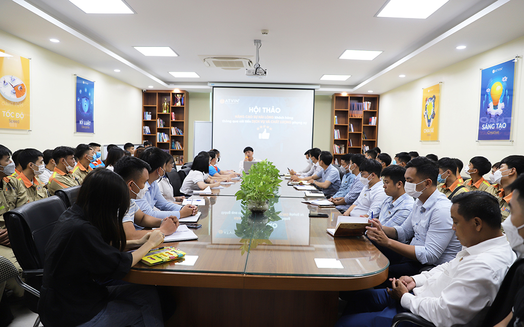 Buổi hội thảo nâng cao trải nghiệm khách hàng dưới sự chia sẻ của Chủ tịch Huỳnh Anh Hùng cùng toàn thể cán bộ nhân viên