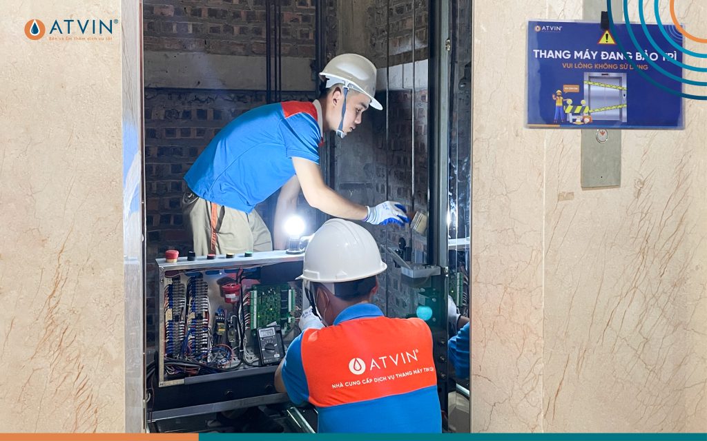 Đội ngũ kỹ thuật đang thực hiện công đoạn bảo trì thang máy gia đình nhằm đảm bảo an toàn và gia tăng tuổi thọ cho thiết bị, linh kiện