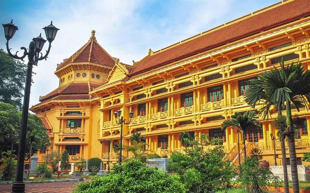 Bảo tàng lịch sử Việt Nam nổi bật với tính đối xứng của kiến trúc phương tây và hiện lên những nét của kiến trúc Phương Đông qua mái nhà, cửa sổ (Nguồn: Wanderlust Tips)
