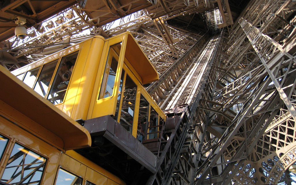 Hai trong số các thang máy nguyên bản vẫn hoạt động tại Tháp Eiffel.