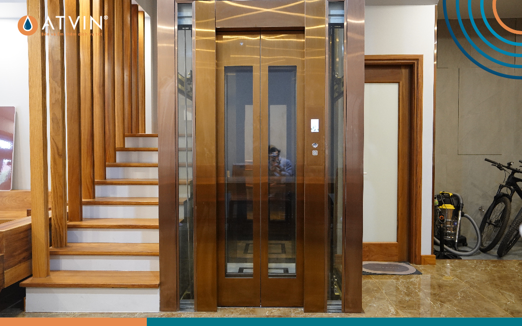 Mẫu cửa thang máy đẹp nằm giữa lòng cầu thang bộ