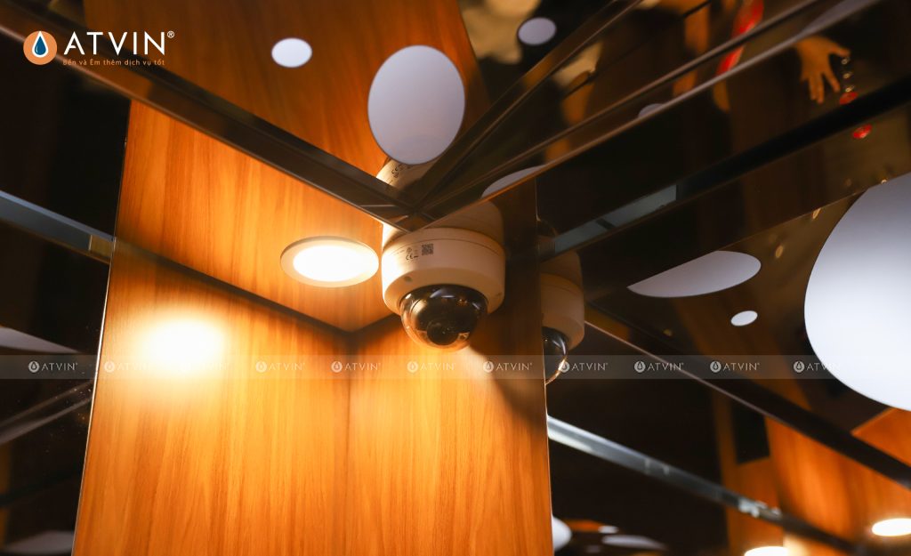 Camera trong cabin thang máy