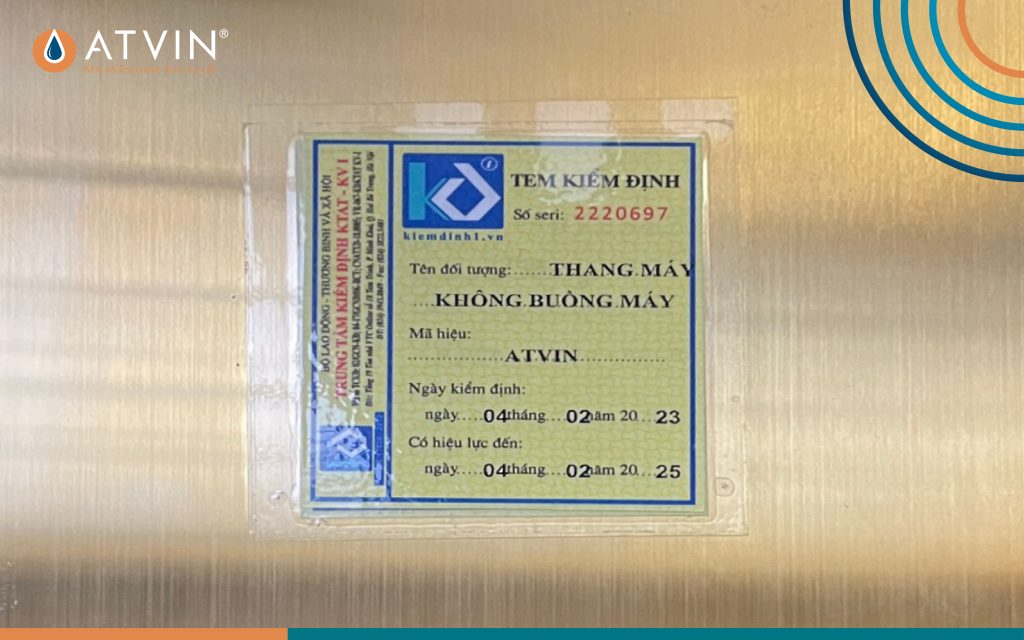 Thời hạn kiểm định thang máy được viết rõ trên tem kiểm định thang máy