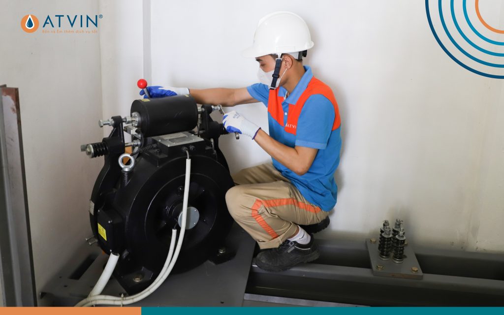 Kỹ thuật viên kiểm tra động cơ thang máy