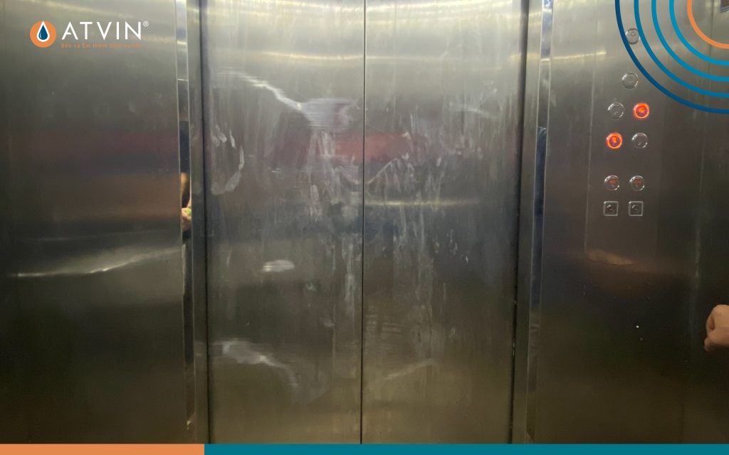 Vệ sinh thang máy sai cách đã tạo thành các vết loang trên cửa thang vật liệu inox