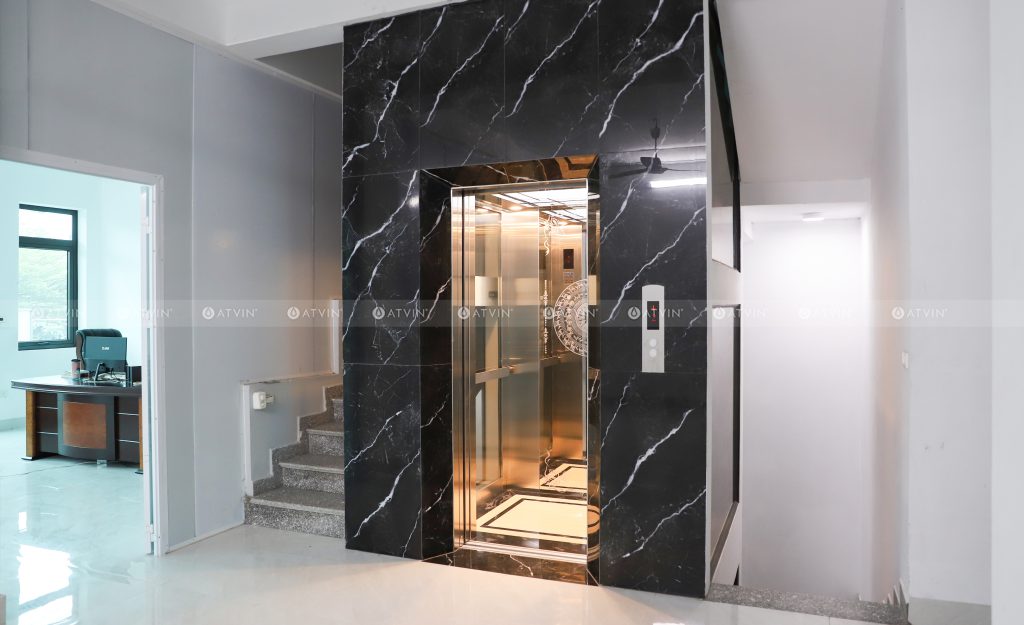 Mẫu cabin thang máy với 2 cách hông kính và vách sau inox kết hợp với gương có hoa văn