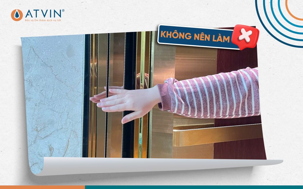 Không nên dùng tay chặn cửa thang máy