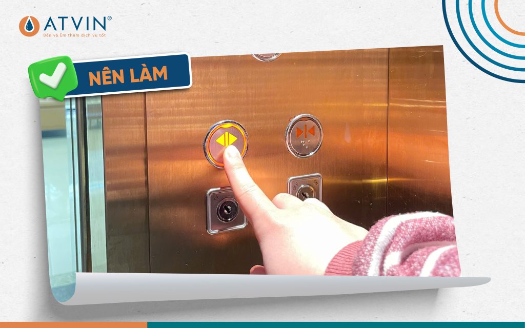 Sử dụng nút bấm để giữ cửa thang duy trì trạng thái mở cửa lâu hơn