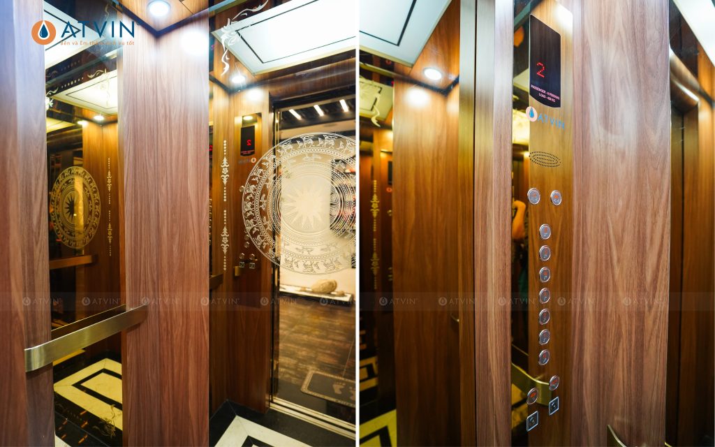 Vách cabin inox gương vàng viền vân gỗ cùng họa tiết trống đồng