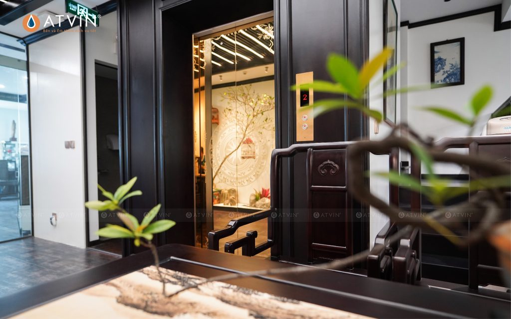 Khung bao cửa tầng ốp gỗ màu trầm