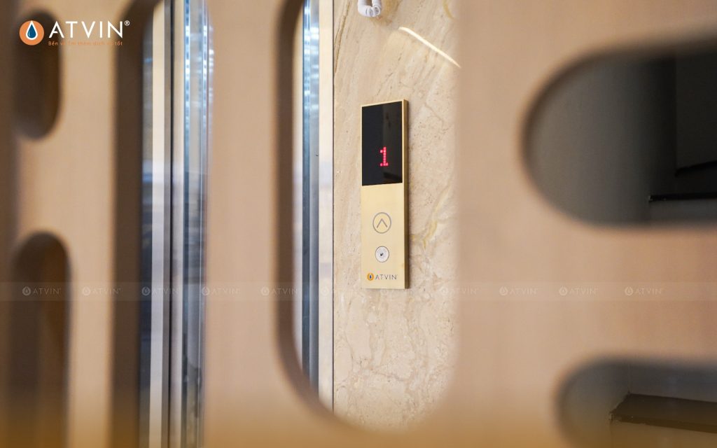 Một mẫu button cửa tầng độc đáo mà lại đồng bộ màu sắc với nội thất.